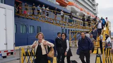 Du khách trên siêu tàu thăm Vịnh Hạ Long và các điểm du lịch nổi tiếng của Quảng Ninh. Ảnh: Thanh Vân/TTXVN.