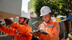 Nhân viên EVN kiểm tra việc vận hành các thiết bị điện. Ảnh:EVN.