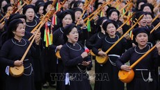 Các nghệ sĩ, diễn viên quần chúng tham gia hát Then, đàn Tính. Ảnh tư liệu: Chu Hiệu/TTXVN.