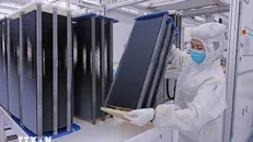 Sản xuất tấm tế bào quang điện tại nhà máy Trina Solar- tập đoàn lớn trong lĩnh vực pin năng lượng mặt trời của Trung Quốc tại tỉnh Thái Nguyên. Ảnh: Trần Việt/ TTXVN.