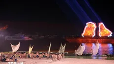 Màn thực cảnh tái hiện cảnh đánh bắt cá trên Vịnh Hạ Long tại lễ khai mạc Carnaval Hạ Long. Ảnh: Đức Hiếu/ TTXVN.