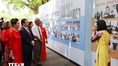 Đại biểu tham quan triển lãm “55 năm ngày Bác đi xa, 55 năm bảo tồn và phát huy giá trị Khu Di tích Chủ tịch Hồ Chí Minh tại Phủ Chủ tịch (1969-2024).” Ảnh: Thanh Tùng/TTXVN.