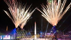 Màn pháo hoa rực rỡ trên Quảng trường Concorde trong lễ khai mạc.