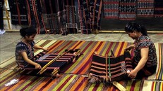 Các nghệ nhân làng nghề đang trình diễn các kỹ thuật dệt thổ cẩm tại Festival.