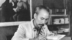 Bác Hồ trong phòng làm việc của Người tại căn cứ địa Việt Bắc (1951). Ảnh: Tư liệu/TTXVN.