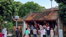 Khách tham quan tại một điểm di tích của Hà Nội. Ảnh: TTXVN.