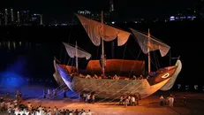 Chương trình nghệ thuật “Chuyến tàu huyền thoại” là một vở đại nhạc kịch ngoài trời lần đầu tiên được tổ chức trên sông Sài Gòn. Ảnh: Thu Hương/TTXVN.