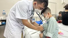 Bác sỹ Bệnh viện Xanh Pôn khám và điều trị cho bệnh nhi. Ảnh: T.G/TTXVN.