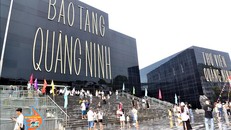 Điểm nhấn của Bảo tàng tỉnh Quảng Ninh là thiết kế than nguyên khối lớn, lưng tựa biển, ven bờ Di sản, công trình thu hút du khách bởi vẻ ngoài bề thế, tráng lệ với đặc trưng vùng mỏ.