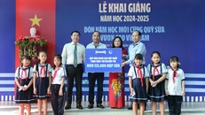 Đại diện Vinamilk &amp; Quỹ bảo trợ trẻ em Việt Nam (bên trái) trao bảng tượng trưng phần hỗ trợ hơn 135.000 hộp sữa cho đại diện Sở Lao động thương binh &amp; xã hội tỉnh Bến Tre nhân ngày khai giảng 5/9.