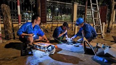 Các nhân viên kỹ thuật VNPT đang nỗ lực khôi phục hệ thống thông tin cho người dân tại Yên Bái.