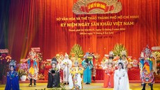 Các nghệ sĩ hát bội biểu diễn chương trình chào mừng Lễ kỉ niệm Ngày sân khấu Việt Nam năm 2024 tại TP Hồ Chí Minh trong tối 13/9.