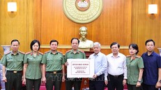 Chủ tịch Ủy ban Trung ương MTTQ Việt Nam Đỗ Văn Chiến tiếp nhận bảng tượng trưng số tiền từ các đơn vị, tổ chức, cá nhân trong và ngoài nước. Ảnh: Minh Đức/TTXVN.