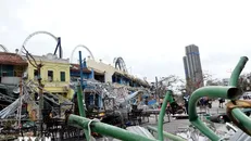 Khu du lịch Bãi Cháy hoang tàn, đổ nát, cột sắt, dây điện quấn vào nhau hỗn độn. Ảnh: Thanh Vân/TTXVN.