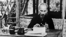 Chủ tịch Hồ Chí Minh làm việc tại Việt Bắc trong thời kỳ kháng chiến chống thực dân Pháp. Ảnh: TTXVN.
