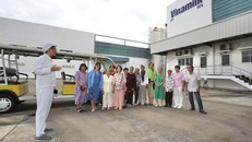 : Đoàn tham quan nghe giới thiệu về hệ thống 13 nhà máy hiện đại từ Bắc vào Nam của Vinamilk, trong đó, có Siêu nhà máy Sữa Việt Nam (Mega Factory) có công suất hơn 800 triệu lít/năm tại Bình Dương.