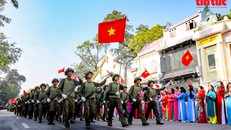 Màn thực cảnh tái hiện "Ngày về chiến thắng" đi qua các cửa ô tiến vào Hà Nội, chào mừng kỷ niệm 70 năm Ngày Giải phóng Thủ đô (10/10/1954 - 10/10/2024). Ảnh: TTXVN.