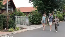 Du khách nước ngoài tham quan buôn du lịch cộng đồng Ako Dhông (phường Tân Lợi, thành phố Buôn Ma Thuột, tỉnh Đắk Lắk). Ảnh: Hoài Thu/TTXVN.