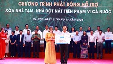 Bà Ninh Thị Lan Phương – Phó Tổng Giám đốc SHB đại diện Ngân hàng trao tặng 100 tỷ đồng cho tỉnh Sóc Trăng.