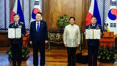 Tổng thống Hàn Quốc Yoon Suk Yeol và Tổng thống Philippines Ferdinand Marcos Jr chứng kiến lễ ký các thỏa thuận hợp tác, ngày 7/10. Ảnh: Reuters.