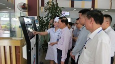 Hội đồng thẩm định trực tiếp khảo sát, kiểm tra cơ sở hạ tầng, thực trạng hoạt động các phần mềm tại một số khoa chuyên môn của bệnh viện. Ảnh: VGP/Thiện Tâm.