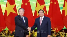 Thủ tướng Phạm Minh Chính và Thủ tướng Trung Quốc Lý Cường chụp ảnh chung trước hội đàm. Ảnh: Dương Giang/TTXVN.