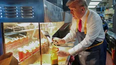 Ông Trump trải nghiệm chiên khoai tây tại cửa hàng đồ ăn nhanh McDonald's ở Feasterville, bang Pennsylvania, ngày 20/10.