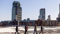 Canada cắt giảm số lượng người nhập cư