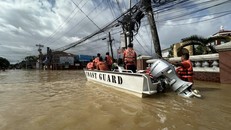 Người dân Philippines “oằn mình” chống lũ hậu bão Trà Mi