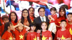 Thủ tướng Phạm Minh Chính và Phu nhân với đại diện cộng đồng người Việt Nam tại UAE. Ảnh: Dương Giang/TTXVN.