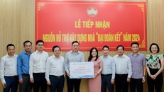 Ban Lãnh đạo PV GAS trao tài trợ xây dựng nhà Đại đoàn kết tại Cà Mau.