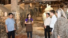 Làng nghề Bát Tràng được Hội đồng Thủ công thế giới xem xét công nhận trở thành thành viên của Mạng lưới các thành phố Thủ công sáng tạo toàn cầu. Ảnh: VGP/Thiện Tâm.