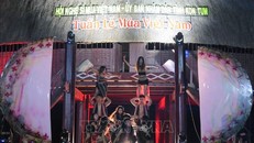 Các nghệ sĩ thể hiện vở múa đương đại SeSan. Ảnh: Dư Toán/TTXVN.