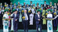 Ông Ngô Minh Hải, Chủ tịch Hội đồng Quản trị Tập đoàn TH nhận biểu trưng Thương hiệu quốc gia từ Thủ tướng Chính phủ Phạm Minh Chính.