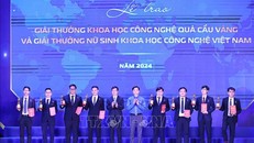 Bí thư Trung ương Đoàn Nguyễn Minh Triết trao Giải thưởng Khoa học công nghệ Quả Cầu Vàng cho các tài năng trẻ. Ảnh: Minh Đức/TTXVN.