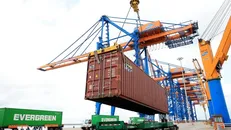 Bốc dỡ container tại cụm cảng Cái Mép, thị xã Phú Mỹ (Bà Rịa-Vũng Tàu). Ảnh: Hồng Đạt/TTXVN.