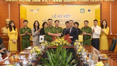 Thiếu tá Trần Duy Hiển, Phó Giám đốc Trung tâm dữ liệu quốc gia về dân cư, Giám đốc Trung tâm RAR và ông Nguyễn Việt Hà, Phó Tổng Giám đốc PVcomBank ký kết hợp đồng triển khai dịch vụ xác thực điện tử qua VNeID.