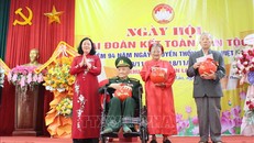 Ủy viên Bộ chính trị, Bí thư Thành ủy, Trưởng đoàn đại biểu Quốc hội thành phố Hà Nội Bùi Thị Minh Hoài tặng quà cho cá nhân, gia đình tiêu biểu.