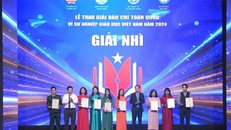 Ban tổ chức trao giải Nhì cho các tác giả đoạt giải.