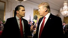 Ông Pete Hegseth (trái), người dẫn chương trình trên kênh Fox News, phỏng vấn ông Donald Trump, lúc đang là Tổng thống Mỹ tại Washington ngày 6/4/2017. Ảnh: Reuters.