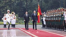 Chủ tịch nước Lương Cường và Tổng thống Bulgaria Rumen Radev duyệt Đội danh dự Quân đội nhân dân Việt Nam. Ảnh: Lâm Khánh/TTXVN.