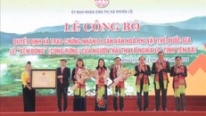Lãnh đạo Cục Di sản văn hóa và tỉnh Yên Bái trao Bằng Chứng nhận, tặng hoa chúc mừng thị xã Nghĩa Lộ.