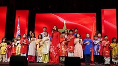 Tiết mục biểu diễn văn nghệ của các thành viên Tổ chức Giao lưu Văn hóa Việt Nam-Australia (VACEO). Ảnh: Lê Đạt/PV TTXVN tại Australia.