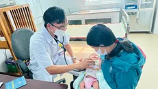 Bác sĩ khám, theo dõi sức khỏe cho trẻ ở trạm y tế xã. Ảnh: T.G/TTXVN.