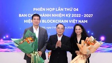 Ông Hoàng Văn Huây (giữa) tặng hoa chúc mừng tân Chủ tịch và tân Phó Chủ tịch VBA