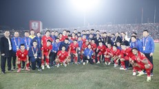 Thủ tướng chụp ảnh lưu niệm cùng đội tuyển Việt Nam ngay sau chiến thắng 2-1 trước đội tuyển Thái Lan trong trận chung kết lượt đi. Ảnh: VGP.