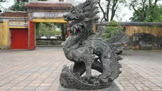 Bộ hiện vật tượng rồng thời Thiệu Trị được đặt trước sân nhà hát Duyệt Thị Đường, Đại Nội Huế. Ảnh: Bộ Văn hóa-Thể thao và Du lịch.