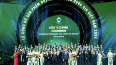 Ông Nguyễn Cảnh Hồng – Tổng giám đốc Eurowindow đón nhận biểu trưng Thương hiệu quốc gia năm thứ 14 liên tiếp (2010 – 2024).