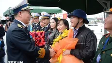 Chuẩn Đô đốc Nguyễn Đăng Tiến, Bí thư Đảng ủy, Chính ủy Vùng 3 Hải quân tặng hoa đoàn công tác. Ảnh: Văn Dũng/TTXVN.