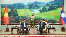 Thủ tướng Phạm Minh Chính chào Tổng Bí thư, Chủ tịch nước Lào Thongloun Sisoulith. Ảnh: Dương Giang/TTXVN.